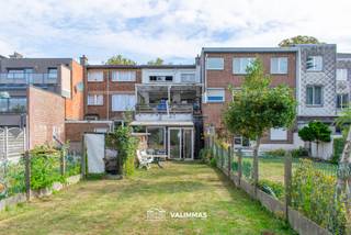 VALIMMAS verkoopt deze commercieel gelegen handelswoning met tuin.... Het gelijkvloers omvat een inkomhal, een handelsruimte vooraan (± 20m²),...