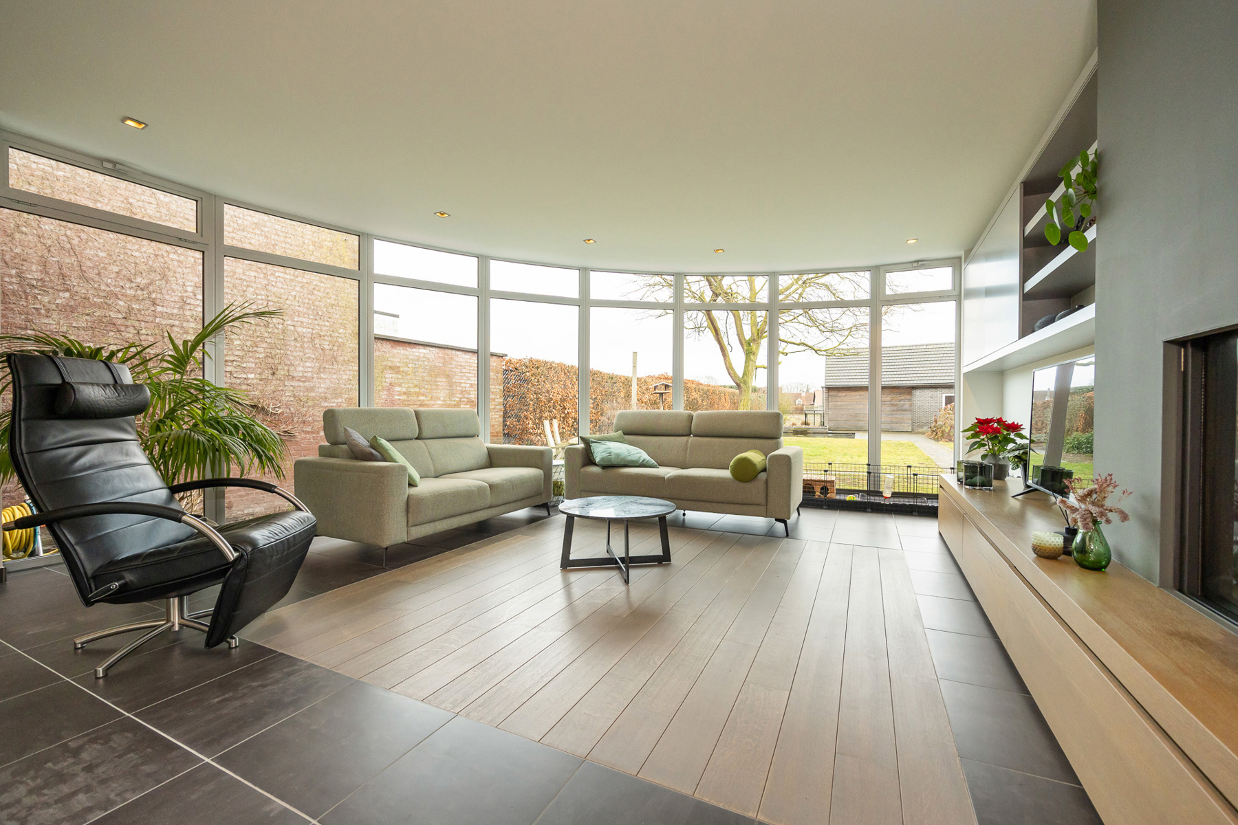 Ruime gezinswoning met tuin in een doodlopende straat. - foto 3