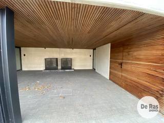 VLIERZELE - Deze recente nieuwbouwwoning combineert een strakke betonarchitectuur met een warme, moderne uitstraling en een bijzonder energiezuinig karakter (E-peil 4). Vooraan de woning bevinden zich een praktische carport en een aparte fietsenberging, wat zorgt voor extra comfort in het dagelijks gebruik.<br /><br />Via de inkomhal met gastentoilet kom je in de open leefruimte, waar de zithoek en keuken mooi in elkaar overlopen. De grote raampartijen zorgen voor veel natuurlijk licht en bieden een aangenaam zicht op de zuidgerichte tuin. Dankzij het geïntegreerde domoticasysteem geniet je bovendien van extra gebruiksgemak.<br /><br />Op de eerste verdieping is er een ruime nachthal die perfect kan dienen als bureau, hobbyruimte of extra zithoek. Verder vind je hier twee volwaardige slaapkamers, een apart toilet en een moderne badkamer.<br /><br />De vaste trap leidt naar de volledig afgewerkte zolderverdieping, die flexibel kan ingericht worden als extra slaapkamer, werkruimte of ontspanningsruimte.<br /><br />Een ideale woning voor wie op zoek is naar hedendaags wooncomfort, energiezuinigheid en een doordachte indeling.<br /><br />Aankoop onder gesplitst stelsel :<br />Grondwaarde 125.000 euro (registratierechten 12%)<br />Constructiewaarde 324.000 euro (21% btw)<br />Totaal incl. btw (21%), excl. kosten en excl. notariskosten: 532.040 euro<br /><br />Kortom bent u op zoek naar stevige goed onderhouden woning met een ruime bewoonbare oppervlakte, voorzien van 4 slaapkamers, garage en grote tuin met heel wat mogelijkheden, aarzel dan niet en maak snel uw afspraak!! Voor meer info of bezoek 053/60.65.60.