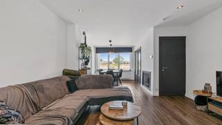 <p>🏡 <strong>Charmante woning op toplocatie in Maasmechelen</strong> 🏡<br /><strong>Rust, comfort en uitstekende bereikbaarheid in één!</strong></p>
<p>Ontdek deze karaktervolle woning op een uitzonderlijk gunstige locatie in Maasmechelen. Gelegen in een rustige buurt, maar toch vlak bij het bruisende centrum, combineert deze woning het beste van twee werelden. Binnen 5 minuten bereikt u zowel het winkelcentrum van Maasmechelen als dat van Lanaken, en ook Maastricht ligt op slechts 10 minuten rijden. De nabijheid van de autostrade zorgt bovendien voor een vlotte verbinding naar alle richtingen.</p>
<p><strong>Indeling en afwerking</strong><br />Bij het betreden van de woning komt u terecht in een uitnodigende inkomhal met open verbinding naar de nachthal boven. De benedenverdieping is afgewerkt met een stijlvolle tegelvloer, terwijl boven gekozen werd voor een licht laminaat. Comfort is gegarandeerd dankzij de aanwezige airconditioning en ingebouwde spots die voor een moderne uitstraling zorgen.</p>
<p><strong>Slaapkamers</strong><br />De bovenverdieping telt meerdere gezellige slaapkamers, allen voorzien van laminaatvloeren, verwarming en sfeervolle verlichting.</p>
<p><strong>Leefruimte en keuken</strong><br />De leefruimte op het gelijkvloers straalt warmte uit met een mooie bruine laminaatvloer, grote raampartijen, verwarming en spots. De open keuken is een echte eyecatcher en uitgerust met een onderhoudsvriendelijke tegelvloer, een praktisch werkeiland, oven, microgolf, inductiekookplaat, dampkap, koelkast, afwasmachine en een uittrekbare kraan.</p>
<p><strong>Badkamer</strong><br />De moderne badkamer is uitgerust met een lichte tegelvloer, een ruime inloopdouche, dubbele lavabo met spiegelkast, toilet en radiator.</p>
<p><strong>Veranda &amp; tuin</strong><br />Achteraan de woning bevindt zich een charmante glazen veranda met laminaatvloer, airco en grote raampartijen. Vanuit hier heeft u toegang tot de onderhoudsvriendelijke tuin met houten terras, buitenverlichting, stopcontacten, een buitenkraan, tuinhuisje en een poortje aan de zijkant van het huis. De graszone biedt nog tal van mogelijkheden naar eigen smaak.</p>
<p><strong>Kelder &amp; garage</strong><br />De woning beschikt over een kelderverdieping met garage (tegelvloer, elektrische poort, raam), een praktische berging, een ingebouwde kast onder de trap én een ruime wasplaats. Deze laatste is uitgerust met raam, deur naar buiten, gasketel, zonneboiler, lavabo, aansluitingen voor wasmachine en droogkast en een onderhoudsvriendelijke vloer. Een grondwaterpomp met zuiveringssysteem is eveneens aanwezig.</p>
<p>📍 <strong>Pluspunten</strong><br />✔ Topligging nabij winkels, centrum, Maastricht en autostrade<br />✔ Tuin, veranda én garage</p>
<p>✔Airco en zonneboiler<br />✔Overal voorzien van draai-/kipramen met vliegenramen en rolgordijnen</p>
<p>Extra:</p>
<p>✔EPC = E Label – 487kWH/m²</p>
<p>✔KI = 609 EUR</p>
<p>✔P-Score = C</p>
<p>✔G-Score = A</p>
<p>Ben je op zoek naar een comfortabele en goed gelegen woning in Maasmechelen die echt alles biedt?<br /><strong>Dan is dit je kans! </strong></p>
<p>📞 Contacteer ons snel voor een bezichtiging! <strong>Bel 089 20 61 11 of mail naar peter@immofusion.be - office@immofusion.be</strong></p>