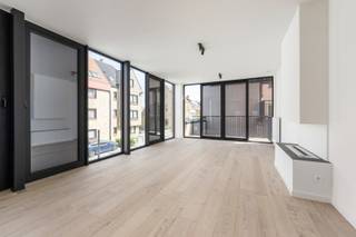 In de kleinschalige residentie Galleau, die een thuis biedt aan 5 appartementen, vinden we in het nieuw gebouwde gedeelte dit prachtig afgewerkte appartement terug op de eerste verdieping. <br /><br />Het appartement beslaat de volledige eerste verdieping, en is toegankelijk met de lift. De energiezuinigheid wordt gegarandeerd met een E-peil van 33. <br /><br />Het appartement is uiterst ruim en volumineus dankzij de hoge plafonds. De plafondhoge raampartijen zorgen voor een ongeziene lichtinval. <br />In het bewoonbaar oppervlak van 105 vierkante meter, vinden we de volgende indeling terug: <br />inkomhal met apart toilet, slaapkamer 1 met bureauhoek of dressingruimte, slaapkamer 2, een badkamer met inloopdouche en lavabo. Via de centrale gang krijgen we toegang tot de open leef- en eetruimte met ruime ingerichte keuken. Aan de keuken krijgen we toegang tot de praktische berging voorzien van alle technieken en opbergplaats. Vanuit de leefruimte geeft de grote raampartij toegang tot het zonnige terras. <br /><br />Extra troeven: <br />- geen syndicuskosten <br />- volledig geschilderd en voorzien van verlichtingsarmaturen <br />- prachtige keuken <br />- open haard voor extra charme en gezelligheid <br />- prachtige afwerking met onder meer parketvloeren &amp; natuursteen <br />- lift aanwezig <br />- gemeenschappelijke fietsenberging<br /><br />Ontdek dit appartement en zijn mooie, duurzame afwerking tijdens een bezoek ter plaatse. <br />Neem contact op met IMMO Margaux op het nummer 0479 61 53 82 voor een bezoek, of mail naar info@immomargaux.be <br /><br />Mogelijkheid tot aankoop van een garagestaanplaats met aansluitende berging .
