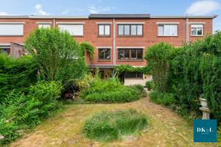Deze karaktervolle bel-etagewoning, gebouwd in 1967, is gelegen op een perceel van 189 m² en beschikt over een bewoonbare oppervlakte van maar liefst 147 m². De woning bevindt zich in een rustige woonomgeving in Ekeren, op wandel- en fietsafstand van het centrum en op slechts 300 meter van openbaar vervoer.<br />Bij het betreden van de woning komt u in een verzorgde inkomhal met vestiaire. Op het gelijkvloers bevindt zich een ruime inpandige garage van circa 30 m², ideaal voor het parkeren van een wagen en extra bergruimte. Aansluitend is er een afzonderlijke wasplaats aanwezig.<br />De eerste verdieping omvat een lichtrijke woonkamer met aangename leefruimte, een eenvoudige maar functionele keuken en een apart gastentoilet.<br />Op de tweede verdieping bevinden zich drie volwaardige slaapkamers en een badkamer, uitgerust met een douchecabine en een wastafel.<br />Buiten geniet u van een zonnige tuin van ongeveer 140 m² met een sfeervol terras, waarvan een gedeelte overdekt is. De aanwezige vijver zorgt voor extra charme en creëert een rustgevende sfeer.<br />De woning werd doorheen de jaren goed onderhouden. Het dak werd vernieuwd in 2019. Verder beschikt de woning over dubbele beglazing, met uitzondering van het achterste gedeelte van de garage waar nog enkel glas aanwezig is. Alle ramen zijn bovendien voorzien van automatische rolluiken, wat bijdraagt aan het wooncomfort en de veiligheid.<br />Troeven van deze woning:<br />Perceeloppervlakte: 189 m²<br />Bewoonbare oppervlakte: 147 m²<br />3 slaapkamers<br />Tuin van circa 140 m² met vijver<br />Aangenaam deels overdekt terras<br />Inpandige garage van 30 m²<br />Afzonderlijke wasplaats<br />Dak vernieuwd in 2019<br />Automatische rolluiken aan alle ramen<br />Rustige ligging nabij openbaar vervoer<br />Wandel- en fietsafstand van het centrum van Ekeren<br />Een ideale gezinswoning voor wie op zoek is naar ruimte, comfort en een rustige ligging met alle voorzieningen binnen handbereik.