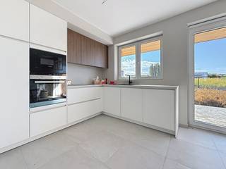 Rustig gelegen in Staden, vindt u deze zeer mooie hedendaagse nieuwbouwwoning, perfect afgewerkt met oog voor ruimte, licht en comfort.<br /><br />Bij het betreden van de woning komen we binnen via een ruime inkomhal met gastentoilet. Aansluitend bevindt zich de lichtrijke leefruimte met grote raampartijen, die naadloos overgaat in de open, volledig uitgeruste keuken met moderne toestellen – ideaal voor gezellige kookmomenten!<br /><br />Via de keuken heeft u toegang tot een praktische berging/wasruimte.<br /><br />Op de eerste verdieping bevinden zich drie volwaardige slaapkamers en een stijlvolle badkamer met dubbele lavabo en inloopdouche – alles wat u nodig heeft voor hedendaags wooncomfort.<br /><br />Buiten geniet u van een zuidgerichte tuin met terras, perfect om te ontspannen of gasten te ontvangen. Uw wagen parkeert u comfortabel onder de carport.<br /><br />Deze woning werd met de grootste zorg gebouwd met aandacht voor energiezuinig wonen:<br />☀️ Zonnepanelen<br />💨 Ventilatiesysteem C+<br />🌧 Regenwaterrecuperatie<br />… en meer!<br /><br />Kortom, een instapklare topper die u niet mag missen!<br />Contacteer ons gerust voor meer info of een vrijblijvend bezoek aan deze prachtige woning.<br /><br />Op zoek naar een ander type woning of liever zelf bouwen? Ook dit kunnen we u voorstellen, neem gerust contact met ons op!