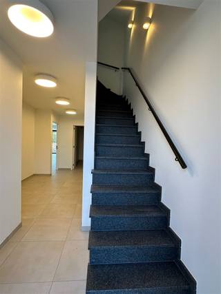 Instapklare energie-neutrale nieuwbouwwoning met garage en tuin. In een rustige en aangename omgeving bevindt zich deze zeer ruime (196 m²)...