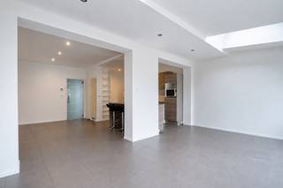 Bent u op zoek naar een gelijkvloers appartement met 1 slaapkamer en ruime tuin (120m²)? Of net naar een ideale investering voor verhuur? Dan stellen wij graag volgend verhuurd appartement aan u voor in een kleinschalig gebouw!<br />Indeling:<br />U komt binnen in de inkomhal met vestiairekast. Via de hal kan u de meeste ruimtes bereiken. Vooraan is er de slaapkamer met aanpalend de badkamer met inloopdouche, toilet, handdoekradiator en enkele lavabo verwerkt in een badkamermeubel. Achteraan is er de woonkamer, keuken en lichtrijke veranda. Via de veranda kan u de grote tuin van 120m² bereiken. <br />Ligging:<br />Gelegen in een aangename woonwijk van Merksem, met een vlotte verbinding naar Antwerpen en de omliggende gemeenten. Winkels, openbaar vervoer, scholen en andere dagelijkse voorzieningen bevinden zich op wandelafstand. Bovendien geniet u van een goede bereikbaarheid dankzij de nabijheid van belangrijke invalswegen en groene ontspanningsmogelijkheden.<br />Pluspunten:<br />- Momenteel verhuurd<br />- Overal dubbele beglazing<br />- Elektriciteit is conform<br />- Lage maandelijkse lasten <br />- Twee privatieve kelderbergingen<br /><br />Voor meer informatie of een bezichtiging kan u One vastgoed steeds bereiken op volgend nummer 03 360 85 30.