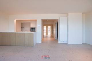 Très bel appartement entièrement rénové avec des matériaux de haute qualité, comprenant deux chambres à coucher spacieuses, à louer à l'année.<br />Situé au centre de la digue de Koksijde-Bad, c'est un véritable bijou pour ceux qui veulent profiter de tout ce que cette station balnéaire a à offrir.<br />Avec ses grandes baies vitrées, il bénéficie d'une lumière abondante et d'une vue directe sur la mer et la plage de Koksijde !<br />75 EUR de frais de syndicat par mois. EPC très bas = 140 = label B.
