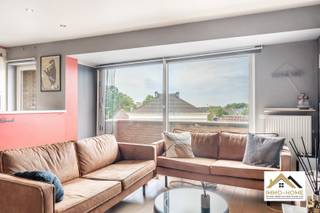 Dit ruime appartement is gelegen op de bovenste verdieping van het gebouw, en is te bereiken via zowel trap als lift. Zo kom je in je eigen centrale hall, die alle ruimtes met elkaar in verbinding brengt. Aan de straatkant bevindt zich de leefruimte met open keuken, waar je mooi uitzicht hebt over de skyline van Zele centrum. De keuken is handig ingericht, en je hebt hier ook toegang tot twee kleine terrasjes. De twee slaapkamers bevinden zich aan de achterzijde van het gebouw, en daartussen is er voorzien in een ruime ontvangsthall met badkamer en een apart toilet. Dit is een mooie opportuniteit voor wie wil wonen in het centrum van het bruisende Zele, en tegelijkertijd ook van alle rust wil genieten. Bezoekdag Inschrijven via mail naar stefan@immo-home.be, geen telefonische inschrijvingen! Volg ons op Fb en Insta. Voor meer info: www.immo-home.be. GRATIS SCHATTING & GRATIS FINANCIEEL ADVIES