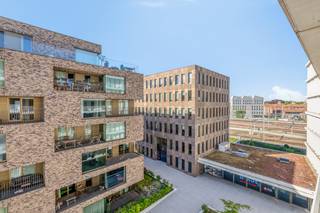 Recent appartement te koop op een fantastische locatie in Brugge. Het appartement is gelegen nabij het station en dicht bij alle uitvalswegen (Expresweg, E40, E403 ...). Met op een boogscheut het centrum van Brugge zijn alle voorzieningen zoals winkels, horeca, en openbaar vervoer vlakbij! Een veelzijdig appartement dat aansluit bij de behoeften van diverse huishoudens, ongeacht samenstelling of leeftijd.De indeling van het appartement is al volgt: 6°V.: - inkomhal (5m²) - apart toilet- ruime woonkamer (41m²) - open keuken voorzien van een vaatwasmachine, dubbele spoelbak, keramische kookplaat, dampkap, oven en koelkast - ruim, gunstig georiënteerd terras (14m²) - bergruimte met aansluiting voor wasmachine en droogkast (3m²) - 2 slaapkamers (13m² en 8m²) - ruim terras - badkamer voorzien van bad met douchemogelijkheid en lavabo (5,5m²)Op heden is het appartement verhuurd.