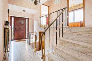 Op een fantastische locatie te Lier, bevindt zich deze te moderniseren villawoning op ruim perceel van 1022 m².<br /><br />Deze statige, vrijstaande woning is gelegen in een residentiële buurt waar rust centraal staat. Het station Lier, winkels, scholen en openbaar vervoer zijn vlot bereikbaar.<br /><br />Door de centrale ligging is er een vlotte connectie met de ring van Lier dewelke directe verbinding geeft met omliggende gemeenten en autostrade.<br /><br />We betreden de woning langs de prachtige inkomhal, deze op haar beurt toegang verleent tot imposante leefruimte met zithoek en eetplaats. Via de leefruimte komen we in de te renoveren vintage keuken dewelke toegang geeft tot het terras en de tuin. De nachthal, voorzien van gastentoilet, biedt verder connectie tot de badkamer en de 3 slaapkamers.<br /><br />Door de vele en grote raampartijen, genieten alle ruimtes in de woning maximale lichtinval! <br /><br />Verder is de woning volledig onderkelderd met ruime, bruikbare ruimtes dewelke zorgen voor extra stockage of polyvalent gebruik. Tevens is er de aanwezigheid van een inpandige garage met aansluitend extra bergruimte en toegang tot de tuin.<br /><br />Tot slot geniet de woning een prachtige, volwassen tuin waar het heerlijk genieten is in alle rust en privacy!<br /><br />Kom alvast de mogelijkheden van deze verrassend ruime woning ontdekken tijdens een plaatsbezoek!<br /><br />Aarzel niet ons te contacteren voor verdere vrijblijvende informatie.