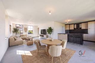 <p>Op zoek naar een stijlvolle, energiezuinige nieuwbouwwoning mét financieel voordeel? Deze open bebouwing wordt verkocht <strong>onder registratierechten in plaats van btw</strong>, wat je een aanzienlijke besparing oplevert!</p><p>De lichtrijke leefruimte met grote raampartijen sluit naadloos aan op de moderne open keuken en de praktische berging. Op de eerste verdieping bevinden zich twee ruime slaapkamers, een stijlvolle badkamer en een apart toilet. De tweede verdieping biedt een volwaardige derde slaapkamer, aangevuld met een aparte zolderruimte die ideaal is als extra berging.</p><p><br />De laatste puntjes worden momenteel op de i gezet, uiteraard volledig inbegrepen in de prijs. De tuin wordt aangelegd, de voortuin/oprit afgewerkt met blauwe kiezels en een verzorgd gazon. Je koopt dus een woning die straks 100% instapklaar is!</p><p>Een unieke kans voor wie zorgeloos wil wonen. Neem vandaag nog contact op met Kim van Gilles Vastgoed via +32 468 48 61 27 of kim@gillesvastgoed.be.</p>
