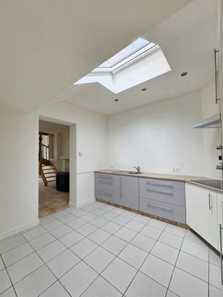<p><span>Instapklare woning met 3 slaapkamers en tuin.</span></p><p><span>Deze karaktervolle rijwoning is gelegen in de Clementwijk vlakbij het centrum van Sint-Niklaas en het station. </span></p><p><span>Indeling</span></p><p><span>Gelijkvloers:</span></p><p><span>Inkomhal met toegang tot de leefruimte en de ingerichte keuken. Achteraan de veranda met zicht op de volwaardige tuin. </span></p><p><span>Badkamer met inloopdouche. Aparte toilet.</span></p><p><span>Eerste verdieping: </span></p><p><span>Twee slaapkamers.</span></p><p><span>Tweede verdieping: </span></p><p><span>Grote ingerichte slaapkamer (met vaste trap) met mogelijk om in te delen in twee slaapkamers.</span></p><p><span> </span></p><p><span>Pluspunten:</span></p><ul><li><span>Elektriciteit is conform.</span></li><li><span>Asbestveilig </span></li><li><span>Geen renovatieverplichting</span></li><li><span>Voldoende parkeergelegenheid in de omgeving</span></li><li><span>Opgenomen in het maatregelen register: Nee</span></li></ul><p><span><br /> </span></p>