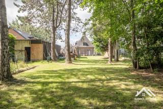 Deze recent gerenoveerde villa combineert een authentieke uitstraling met een verzorgde afwerking in luxueuze materialen en biedt dankzij haar ruime indeling heel wat mogelijkheden voor de toekomst. Via de majestueuze inkomhal betreed je de woning en krijg je meteen een gevoel van ruimte. De lichtrijke leefruimtes vormen het aangename hart van de woning en sluiten aan op de uitgeruste keuken. Verder beschikt het gelijkvloers over een badkamer en een afzonderlijk toilet. Momenteel is de woning ingericht met twee slaapkamers, maar de huidige indeling biedt in de praktijk potentieel voor drie tot vier slaapkamers. Zo kan op het gelijkvloers relatief eenvoudig een extra slaapkamer worden ingericht. Ook de verdieping biedt verschillende mogelijkheden, waarbij de huidige leefruimte van het appartement bijvoorbeeld kan worden ingericht als bijkomende slaapkamer, studio of polyvalente ruimte. De zolderverdieping is eveneens een belangrijke troef. Mits verdere inrichting kan deze ruimte perfect dienstdoen als ruime extra slaapkamer, hobbyruimte of bureau. Daarnaast biedt het gelijkvloers interessante mogelijkheden voor wie wonen en werken wil combineren. Denk hierbij bijvoorbeeld aan een zelfstandige activiteit, praktijk, kantoor of andere professionele invulling, afhankelijk van de geldende voorschriften. Ook buiten beschikt deze eigendom over heel wat troeven. De ruime, boomrijke tuin zorgt voor een aangename groene omgeving en wordt aangevuld met een terras, een aparte garage en een lange oprit met ruime parkeergelegenheid. Dankzij de ligging vlak bij de R4 geniet je bovendien van een uitstekende bereikbaarheid. Hierdoor is deze eigendom niet alleen interessant voor gezinnen die op zoek zijn naar ruimte en mogelijkheden, maar ook voor zelfstandigen of ondernemers die een combinatie van wonen en werken voor ogen hebben..Inschrijven via mail naar stefan@immo-home.be, geen telefonische inschrijvingen! Volg ons op Fb en Insta. Voor meer info: www.immo-home.be. GRATIS SCHATTING & GRATIS FINANCIEEL ADVIES