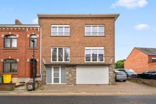 <p>Deze ruime halfopen beletagewoning combineert een comfortabele vloeroppervlakte van maar liefst 247 m² met een aangename ligging in de landelijke omgeving van Kortenberg. Dankzij de centrale ligging tussen Leuven en Brussel, de vlotte bereikbaarheid en de nabijheid van openbaar vervoer is dit een ideale gezinswoning voor wie ruimte en bereikbaarheid wil combineren.<br /><br /></p>
<p>Op het gelijkvloers beschikt de woning over een ruime inkomhal, een aparte (werk)ruimte met toegang tot de tuin en een grote inpandige garage. De aangelegde oprit biedt bovendien plaats aan een extra wagen.<br /><br /></p>
<p>De eerste verdieping vormt het hart van de woning en omvat een gerenoveerde keuken en een bijzonder ruime leefruimte. Dankzij de royale oppervlakte biedt de leefruimte volop mogelijkheden voor een comfortabele zit- en eetkamer.<br /><br /></p>
<p>Op de tweede verdieping bevinden zich maar liefst vier slaapkamers en een badkamer. De woning biedt hierdoor voldoende ruimte voor een gezin, een thuiswerkplek en een hobbyruimte.<br /><br /></p>
<p>Een absolute troef is de grote, onderhoudsvriendelijke en zuid georiënteerde tuin. Het aangelegde terras vormt de ideale plek om in alle rust van de buitenruimte en de zon te genieten.<br /><br /></p>
<p>De woning is gelegen in<strong> </strong>Kortenberg, op een centrale locatie tussen Leuven en Brussel. Openbaar vervoer bevindt zich vlakbij en het station van Erps-Kwerps is vlot per fiets bereikbaar. Tegelijk geniet u hier van het groene karakter van de landelijke omgeving.<br /><br /></p>
<p>Met een EPC-label D is er bovendien geen renovatieverplichting van toepassing.<br /><br /></p>
<p>Troeven op een rij:</p>
<ul>
<li>Ruime halfopen beletagewoning van 247 m²</li>
<li>4 slaapkamers</li>
<li>Gerenoveerde keuken</li>
<li>Zeer ruime leefruimte</li>
<li>Grote inpandige garage</li>
<li>Aangelegde oprit met extra parkeerplaats</li>
<li>Grote zuid georiënteerde, onderhoudsvriendelijke tuin</li>
<li>Landelijke en toch centrale ligging tussen Leuven en Brussel</li>
<li>Openbaar vervoer vlakbij</li>
<li>EPC D, dus geen renovatieverplichting</li>
<li></li>
</ul>
<p>Een ruime en veelzijdige gezinswoning met een zonnige tuin, uitstekende bereikbaarheid en alle troeven om er een aangename thuis van te maken.<br /><br /><br />Interesse? Aarzel niet en contacteer BVM Vastgoed op 016 23 21 45 of via info@bvm-vastgoed.be</p>