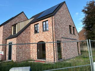 Deze woningen kunnen aangekocht worden aan 6% BTW als enige eigen woning of voor 15 jaar verhuur.<br /><br />Binnenkort uw nieuwe energiezuinige thuis in een rustige straat in Maldegem maken? Mis deze kans niet! OPLEVERING EIND 2026/BEGIN 2027!<br />Van deze 3 nieuwbouwwoningen wordt binnenkort gestart met de binnenafwerking. Hierbij kiest u volledig zelf nog de keuken, badkamer, vloeren, binnendeuren, …<br /><br />De woningen zijn bijzonder degelik opgebouwd met betonnen tussenverdieping én 2 betonnen trappen. Ze scoren zeer goed qua energiezuinigheid dankzij de WARMTEPOMPEN met vloerverwarming, ZONNEPANELEN, superisolerende beglazing, vloer- muur- en dakisolatie, ventilatie type D,… Daarnaast zijn 2 regenwaterputten van elk 7500L voorzien.<br /><br />De woningen zijn gelegen vlakbij centrum Maldegem. Daarnaast is er een vlotte verbinding met Antwerpen via de N49 en met het binnenland via de E40 te Aalter.<br /><br />Contacteer Bonne Vastgoed 7 op 7 voor meer info via 0468/104040 of info@bonnevastgoed.be