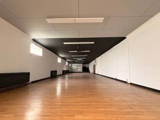 <p><span>Veelzijdige handelsruimte gelegen aan de rand van centrum.</span></p><p><span> </span></p><p><span>Bent u op zoek naar een unieke en veelzijdige handelsruimte aan de rand van het centrum? Deze ruimte biedt eindeloze mogelijkheden en is momenteel in gebruik als fitnesszaal/personal training studio, maar is ideaal voor diverse handelsactiviteiten. Dankzij de aanwezigheid van een verbruikszaal met toog en een tuin waar buitenlessen kunnen plaatsvinden, is deze locatie perfect geschikt als sportschool, dansschool, bokszaal, maar ook als een gewone verkoopsruimte.</span></p><h3><span>Indeling en Voorzieningen</span></h3><p><span>Bij binnenkomst wordt u verwelkomd in een ruime inkomhal. De ruimte beschikt over aparte toiletten voor dames en heren, wat zorgt voor extra comfort en gemak voor uw klanten. De eerste ruimte is uitgerust met een toog voorzien van frigo's en een tapinstallatie, ideaal voor het creëren van een gezellige sfeer of voor gebruik als verkooppunt.</span></p><p><span>De tweede, achterliggende ruimte biedt veel flexibiliteit en is gemakkelijk in te richten naar uw eigen wensen en behoeften. Daarnaast is er een grote berging beschikbaar voor opslag van materialen en producten.</span></p><p><span>De achterliggende afgesloten tuin biedt een rustige buitenruimte die perfect is voor buitenactiviteiten zoals yoga of fitnesslessen. Dit maakt de locatie niet alleen functioneel, maar ook aantrekkelijk voor klanten die graag in de buitenlucht sporten.</span></p><h3><span>Bereikbaarheid en Parkeergelegenheid</span></h3><p><span>Deze handelsruimte is uitstekend bereikbaar dankzij de ligging vlakbij het station, openbaar vervoer en diverse uitvalswegen. Dit maakt het eenvoudig voor uw klanten om uw zaak te bereiken, ongeacht hun vervoersmiddel. Bovendien is er voldoende gratis parkeerruimte beschikbaar, wat een groot voordeel is in een stedelijke omgeving.</span></p><h3><span>Extra Voorzieningen</span></h3><p><span>Om het comfort verder te verhogen, is er recent een nieuwe ketel geïnstalleerd voor aardgasverwarming. </span></p><p><span>Beschikbaarheid</span></p><p><span>Deze veelzijdige handelsruimte is onmiddellijk beschikbaar.</span></p><p><span>Meer info of een bezoek gewenst, neemt U contact op men ons kantoor, T. 052/55.55.55 - <span>info@immotwins.be</span></span><span> | <span>www.immotwins.be</span></span></p><p><span> </span></p>