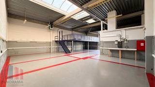 SME unit of 205 m² with a fitted office space of 267 m² in a prime location!The storage area, with a clear height of 5 m, is accessible via an...
