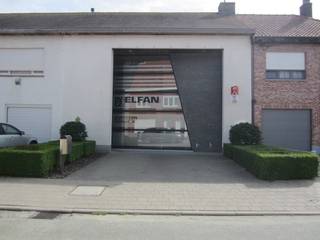 <p>Toonzaal met magazijn.<br /><br /><strong>Indeling </strong><br />Bureel 90m² </p>

<ul><li>Keuken </li><li>Cv op gas</li><li>1ste verdiep boven bureel</li><li>Zolder</li></ul>

<p>Magazijn 218m²</p>

<ul><li>Wasruimte</li><li>geïsoleerd </li><li>met wc en lavabo</li><li>stockageverdiep (13x6)</li><li>individuele verwarming</li><li>Electrische poort (m breed &amp;amp; 4.5 hoog)</li></ul>

<p><br /><strong>Troeven </strong></p>

<ul><li>Parking 2 auto's vooraan</li><li>Regenput </li><li>Camera beveiliging </li><li>Stockage ruimte achteraan (buiten)</li><li>Vlotte verbinding met snelwegen </li><li>Voor en achteraan toegang</li></ul>