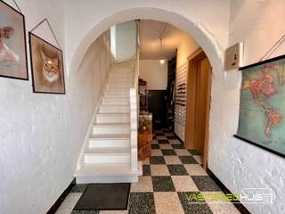 In Denderhoutem (Haaltert) bevindt zich deze ruime, halfopen bebouwing met 3 slaapkamers, een garage en een zuidgerichte tuin. Deze gezinswoning beschikt op het gelijkvloers over een grote inkomhal met vestiaire, een lichtrijke leefruimte, een ingerichte keuken, een praktische berging naast de keuken en een apart gastentoilet. De 1ste verdieping omvat een nachthal met 3 slaapkamers van 16 m², 13 m² en 7 m² en een moderne badkamer uitgerust met zowel een ligbad als een inloopdouche en een toilet. Het zolderverdiep (56m²) is bereikbaar via een vaste trap. Deze biedt tal van mogelijkheden voor het creëren van extra slaapkamers, een bureau of hobbyruimte. Buiten kunt u heerlijk ontspannen in de zuidgerichte tuin met binnenkoer. Daarnaast beschikt de woning over een tweede berging met wasplaats en een grote garage (35m²) voor twee wagens met oprit. Verder is de woning asbestveilig en voorzien van een conforme elektrische installatie. De PVC-ramen met hoogrendementsbeglazing en de pelletkachel zorgen bovendien voor een aangenaam wooncomfort. De woning beschikt momenteel over een EPC-label E maar uit de simulatie van de energiedeskundige blijkt dat met enkele beperkte ingrepen een EPC-label D kan worden behaald. Deze instapklare gezinswoning combineert ruimte, comfort en een praktische indeling, waardoor ze de ideale thuis vormt voor gezinnen die op zoek zijn naar een aangename woonomgeving. Interesse? Neem contact met ons op voor meer informatie of plan uw bezoek <strong>054/69.68.67</strong>.