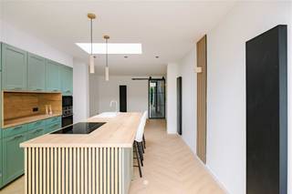 <p><span>SINT NIKLAAS – Vous cherchez une maison entièrement rénovée près du centre ville ? Ne cherchez plus — vous avez trouvé !</span></p><p><span> </span></p><p><span>Quelques atouts du bien :</span></p><p><span>- Rénovation totale en 2025<br />- Terrasse ensoleillée (orientation sud)<br />- Efficacité énergétique (EPC 171 – label B)<br />- 3 chambres à coucher complètes<br />- Belle façade authentique<br />- Nombreux parkings dans la rue</span></p><p><span> </span></p><p><span>Derrière la charmante façade authentique se cache un bijou entièrement rénové !</span></p><p><span>Aménagement du rez-de-chaussée:</span><span><br /> Vous entrez dans la maison par le hall d'entrée avec des carreaux de mosaïque authentiques. Ensuite, vous trouverez la luxueuse salle de bains avec baignoire sur pieds, toilettes, douche à l'italienne et lavabo. Vous entrez dans le salon lumineux avec la cuisine ouverte, équipée d'un îlot de cuisson avec coin salon, d'appareils électroménagers intégrés et de nombreux placards. À l'arrière, vous bénéficiez d'une terrasse ensoleillée.</span></p><p><span> </span></p><p><span>Premier étage:</span><span><br />Afterspace avec accès à deux chambres spacieuses.</span></p><p><span> </span></p><p><span>Deuxième étage:</span><span><br />Une troisième chambre particulièrement spacieuse.</span></p><p><span> </span></p><p><span>En bref :</span><span> une maison rénovée de grande qualité, prête à l'emploi, dans un emplacement de choix !</span></p><p><span>Intéressé(e) ? Contactez rapidement l'agent immobilier Axel Lenaerts pour plus d'informations!<br /><br /></span></p><p><span>Prix demandé : €314.000</span></p><p><span> </span></p>