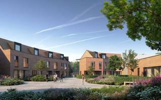 Maak kennis met de duurzame nieuwbouwwoningen in "Villa de Kroon", rondom een groen en rustig binnengebied gelegen in de geliefde Kristus-Koningwijk. Een ideale locatie in het hart van Brugge waar rust en groen centraal staan, gecombineerd met de nabijheid van invalswegen, winkels, openbaar vervoer en het historische centrum van Brugge op wandel- en fietsafstand.<br /><br />Deze woningen van Villa De Kroon bevinden zich in het prachtige binnengebied, dat de Kroonstraat met de Scheepsdalelaan verbindt. Deze unieke ligging zorgt voor een rustige en groene omgeving, terwijl je toch dicht bij alle voorzieningen bent. Elke woning is voorzien van een gezellige leefruimte met een open keuken, drie slaapkamers en een privatieve tuin. Ideaal voor gezinnen die op zoek zijn naar een comfortabel en modern huis midden in de stad.<br /><br />Bij Villa De Kroon is aan alles gedacht, ook aan de praktische kant van het wonen. Er is een ondergronds parkeercomplex met garageboxen, parkeerplaatsen en bergingen. Daarnaast is er veel ruimte voorzien voor fietsenstallingen, ideaal voor wie graag de fiets neemt om Brugge en omgeving te verkennen.<br /><br />Duurzaamheid staat centraal in dit nieuwbouwproject. Dankzij geothermie, via een BEO-veld, voldoet Villa De Kroon niet alleen aan de strenge normen van vandaag, maar is het ook klaar voor de toekomst. Dit maakt het project niet alleen energiezuinig, maar ook milieuvriendelijk, waardoor het een duurzame investering is voor de lange termijn.<br /><br />Neem vandaag nog contact met ons op voor meer informatie en ontdek hoe jij kunt wonen in dit exclusieve nieuwbouwproject in Brugge. Mis deze unieke kans niet om te wonen in een van de meest gewilde wijken van de stad!