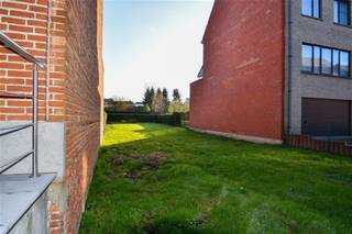 Bouwgrond van 2 are 99 met vergunning en Zuid-Oost oriëntatie te koop nabij het centrum van Wolvertem. Het perceel is gelegen in een rustige straat, maar toch dicht bij het centrum. Het betreft een bouwgrond voor oprichting van een gesloten bebouwing. Er is reeds een vergunning aanwezig voor een woning met inpandige garage, ruime leefruimte, 5 kamers (29m², 31m², 30,35m², 14,6m² en 14,3m²) waarvan 2 met dressing en 2 badkamers. Meer informatie of ontvangt u graag de vergunning en plannen? Contacteer ons via info@structura of 02/460 80 46.