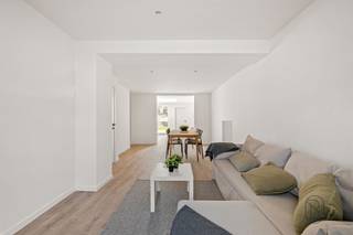 <p>Recent gerenoveerde en instapklare woning met 3 slaapkamers, zuidoostgerichte tuin en terras, op een aangename locatie. <br /><br />Deze charmante woning werd in 2026 grondig gerenoveerd en biedt een bewoonbare oppervlakte van 135m². Dankzij de doordachte indeling, moderne technieken en energiezuinig karakter (EPC B – 110 kWh/m²/j) geniet je hier van comfortabel en hedendaags wonen.<br /><br />INDELING:<br />Inkomhal, gezellige en lichtrijke leefruimte met geïnstalleerde keuken, aansluitend een praktische wasplaats en directe toegang tot het zuidoostgerichte terras en de aangename tuin (88 m²). Verder beschikt de woning over 3 slaapkamers, een badkamer met douche , twee toiletten en een ingerichte zolder die extra mogelijkheden biedt (bureau, hobbyruimte of extra slaapkamer).<br /><br />Deze woning biedt een ideale combinatie van charme, modern comfort en een uitstekende ligging.<br /><br />Voor wie is deze woning ideaal?<br />♦ Voor gezinnen die op zoek zijn naar een instapklare woning met tuin en voldoende ruimte.<br />♦ Voor koppels die comfortabel willen wonen in een centrale omgeving.<br />♦ Voor investeerders die zoeken naar een vlot verhuurbaar en kwalitatief pand.<br /><br />Te koop via Immo Beguin, jouw vastgoedexpert sinds 2009. Met kantoren in Ronse, Waregem, Kortrijk, Deinze, Doornik en Lessines.<br />✉️ info@immobeguin.be</p>