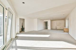 Residentie “Ace” is een stijlvol en exclusief nieuwbouwproject in het levendige centrum van Wenduine (De Haan). Dit kleinschalige project telt slechts acht ruime, luxueus afgewerkte appartementen, ontworpen voor wie comfort, kwaliteit en rust weet te waarderen.<br /><br />Maak kans op 6% BTW<br /><br />De eerste appartementen zijn reeds opgeleverd. Ook in dit project kan men genieten van het verlaagde BTW-tarief van 6%. U heeft bovendien nog de mogelijkheid om uw afwerking volledig te personaliseren via de toonzalen van VERHELST, ALSAN en KASTER Keukens.<br /><br />Ruimte, licht en royale terrassen<br /><br />De appartementen beschikken over twee slaapkamers en variëren in oppervlakte van 115 tot 120 m². Elk appartement is voorzien van een ruim terras tot 20 m², ideaal om te genieten van de groene omgeving en de frisse zeelucht. De architectuur combineert tijdloze elegantie met maximaal wooncomfort.<br /><br />Hoogwaardige materialen & duurzame afwerking<br /><br />Residentie “Ace” werd ontworpen met bijzondere aandacht voor detail, kwaliteit en duurzaamheid. De combinatie van EPDM-dakbedekking, hoogwaardige baksteen en ecologische Wienerberger-materialen garandeert een stijlvolle én duurzame uitstraling. Daarnaast beschikt het gebouw over een gemeenschappelijk, betegeld zonneterras van 75 m² in een verfijnde Off White-afwerking.<br /><br />Energiezuinig en toekomstgericht wonen<br /><br />Dankzij een geothermische warmtepompinstallatie met vloerverwarming behaalt Residentie “Ace” een gunstig E-peil tussen 31 en 40. Voor wie nog verder wil investeren in energie-efficiëntie, zijn zonnepanelen optioneel beschikbaar.<br /><br />Topligging op 500 meter van zee<br /><br />Wonen in Residentie “Ace” betekent wonen op een uitstekende locatie, op slechts 500 meter van strand, duinen en bos. U geniet hier van een perfecte balans tussen natuur, ontspanning en bereikbaarheid. Binnen het project zijn groenvoorzieningen en parkeermogelijkheden voorzien, met de optie tot aankoop van een private staanplaats en/of berging.<br /><br /> 6% BTW mogelijk<br />Bij aankoop kunt u – mits naleving van de wettelijke voorwaarden – nog genieten van het verlaagde BTW-tarief van 6%:<br />- Aankoop op persoonlijke titel<br />- Minstens 50% eigen bewoning<br />- Inschrijving op het adres zodra bewoonbaar<br />- Enige en eigen woning<br />Deze voorwaarden gelden gedurende minstens vijf jaar<br /><br />Uw kans op exclusief kustwonen<br /><br />Residentie “Ace” combineert luxueus wonen, energiezuinig comfort en een topligging aan zee. Een unieke opportuniteit voor eigen bewoning of een duurzame investering aan de Belgische kust.<br /><br />👉 Meer info: www.residentie-ace.be