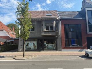 <strong>HANDELSPAND<br /><br /></strong>Veelzijdig handelspand in het centrum van Westmalle. Ruime handelsruimte vooraan, kleinere ruimte of stockage achteraan, kitchenette en sanitair voorzien.<br /><br /><strong>BIJZONDERHEDEN<br /><br /></strong>€30 (per maand) privatief watervebruik, cv op gas, 1 parkeerplaats achter het gebouw, mogelijkheid om parkeerplaatsne bij te huren<br /><br /><strong>POSITIEVE ASPECTEN<br /><br /></strong>centraal gelegen<br />verschillende activiteiten mogelijk<br />goede publicitaire ligging