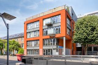 <p>Ben je op zoek naar een instapklaar appartement vlakbij de meest hippe wijken van Brussel? Of wens je een slimme vastgoedinvestering te doen met een onmiddellijk rendement?</p>
<p>Dan is dit appartement geschikt voor jou!</p>
<p>Het appartement is als volgt ingedeeld: op de derde verdieping geeft de inkomhal toegang tot de lichtrijke leefruimte met een aansluitend balkon waar je geniet van een uniek kanaalzicht. Daarnaast beschikt het pand over een volledig uitgeruste keuken, een badkamer, een apart toilet en twee comfortabele slaapkamers.</p>
<p>Voor investeerders is dit een uitstekende zaak met stabiele inkomsten vanaf dag één. Het pand is momenteel betrouwbaar verhuurd voor 1260 euro per maand inclusief lasten. Met een vraagprijs van 290000 euro geniet je hier direct van een aantrekkelijk bruto rendement. Ook voor eigen bewoning is dit de ideale kans om comfortabel te wonen dichtbij de stad.</p>
<p>Ook het gebouw zelf is helemaal klaar voor de toekomst en uitstekend beheerd door syndicus Dynamic Services. De werkelijke totale kwartaallasten voor dit aandeel (kavel D31 - 102/1.000sten) variëren per seizoen en liggen gemiddeld erg laag: tussen de 147,50 euro en 186,75 euro per maand. Dit bedrag omvat zowel het eigenaarsdeel als het complete occupantsdeel, inclusief het privatieve waterverbruik en de elektriciteit van de gemene delen.</p>
<p>Er zijn recent 22 gemeenschappelijke zonnepanelen geplaatst en de opstart van een lokale energiecommunity is volop aan de gang, waardoor bewoners binnenkort goedkopere stroom afnemen op basis van het sociale tarief van het voorgaande jaar. Belangrijke financiële troef: de periodieke opvragingen voor het reservefonds (voorheen 204 euro per kwartaal voor dit aandeel) zijn volledig stopgezet omdat er een comfortabel saldo van 15025,10 euro is opgebouwd. Het werkkapitaal blijft ongewijzigd op 3000 euro voor het hele gebouw, wat de lopende vaste lasten voor de nieuwe eigenaar aanzienlijk verlaagt.</p>
<p>De locatie in de Sint-Mariastraat is een absolute troef. Op een boogscheut vind je metrostation Graaf van Vlaanderen, diverse scholen en handige buurtwinkels. Wandel de brug over het kanaal over en je staat meteen in de hippe Dansaertstraat en de gezellige pleinen van Sint-Katelijne met alle bars en restaurants.</p>
<p>EPC: C → 160 kWh/m² jaar Elektriciteit: Conform Stedenbouwkundige inlichtingen in aanvraag</p>
<p>Laat deze kans niet liggen en contacteer Mathias via 0478/70.96.49 of mathias.ehmann@weinvest.be</p>