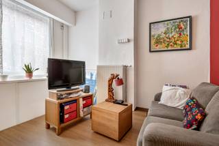 Op zoek naar een hele leuke stadswoning met veel potentieel? Dan is deze charmante stadswoning in het gegeerde Mariakerke wat u zoekt!<br /><br />Deze gezellige woning beschikt over drie slaapkamers, met mogelijkheid voor een vierde slaapkamer en biedt een heel mooi potentieel! De laatste jaren werden diverse nuttige investeringen gedaan om het wooncomfort te verhogen (badkamer, keuken, centrale verwarming, ramen, dakisolatie, elektriciteit).<br /><br />Bij het binnenkomen betreden we een bescheiden maar functionele inkomhal met toegang tot een praktische ruimte om een bureau te voorzien. De aangrenzende keuken en leefruimte sluiten mooi aan bij het stadtuintje. Onder de trap is een praktische berging voorzien. De vernieuwde badkamer met inloopdouche biedt alle nodige comfort. De eerste en tweede verdieping geven ruimte aan 3 volwaardige slaapkamers en een zolderruimte die ook nog kan ingericht worden.<br /><br />De absolute troef van deze eigendom is zonder twijfel de leuke stadstuin. Hier geniet u van rust, privacy en voldoende plaats om te ontspannen met vrienden of familie.<br /><br />Gelegen op een vlot bereikbare locatie nabij winkels, scholen, openbaar vervoer en belangrijke invalswegen, combineert deze woning het comfort van stadsleven met het genot van een eigen buitenruimte.<br /><br />Een unieke kans voor wie op zoek is naar een woning met karakter, ruimte en vooral heel veel potentieel.<br /><br />Interesse? Contacteer Maarten (0485 604 991 - maarten@danimmo.be) voor meer informatie of een afspraak op ons bezoekmoment.