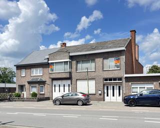 Goed gelegen partère woning op 884m2 met anex opslagruimte of werkplaats ong. 600m² (voorheen schrijnwerkerij) op 100m van het centrum. Gelegen in...