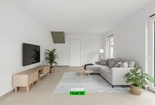 Op een uiterst rustige en landelijke locatie in Pottes (Celles) bevindt zich deze energiezuinige halfopen nieuwbouwwoning. Hier geniet u dagelijks van rust, ruimte en prachtige vergezichten over de omliggende velden, terwijl voorzieningen en verbindingswegen vlot bereikbaar blijven.<br /><br />Bij het betreden van de woning komt u terecht in de inkomhal met gastentoilet. Van hieruit heeft u toegang tot de lichtrijke leefruimte, waar grote raampartijen zorgen voor een aangename connectie met de tuin en het omliggende landschap. De open keuken werd volledig uitgerust met alle hedendaagse toestellen en vormt samen met de woonkamer een gezellige en functionele leefomgeving.<br /><br />Verder beschikt het gelijkvloers over een ruime inpandige garage, die naast parkeergelegenheid ook extra opslagmogelijkheden biedt.<br /><br />Op de eerste verdieping bevinden zich drie volwaardige slaapkamers, een afzonderlijk toilet en een ruime badkamer uitgerust met een ligbad, douche en dubbele wastafel. Dankzij de doordachte indeling biedt deze woning alle comfort voor gezinnen die op zoek zijn naar een kwalitatieve nieuwbouwwoning.<br /><br />Ook op technisch vlak voldoet deze eigendom aan de hedendaagse normen. Zo beschikt de woning over vloerverwarming op aardgas, zonnepanelen en een regenwaterput van maar liefst 10.000 liter, wat bijdraagt aan een energiezuinige en duurzame woonervaring.<br /><br />De absolute troef van deze eigendom is zonder twijfel het prachtige open zicht op de achterliggende velden, waardoor u elke dag kan genieten van een uniek gevoel van rust en vrijheid.<br /><br />Interesse in deze nieuwbouwwoning in Pottes? Vraag vandaag nog uw bezoek aan via Ruben: 0479/60.36.94.<br /><br />Denk je eraan om je woning in de regio te verkopen? Neem vrijblijvend contact op met Ruben van Immo Francois in Oudenaarde voor een gratis schatting via ruben@immofrancois.be.<br /><br />