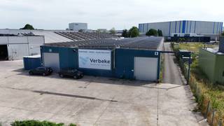 Magazijnruimte van 299m² is uitstekend gelegen in Deinze, op slechts 1 km van de E17. Dankzij deze strategische ligging geniet u van een vlotte verbinding naar Kortrijk, Gent en Antwerpen.<br /><br />Het magazijn beschikt over een vrije hoogte van 5 meter, een automatische sectionale poort en een polybetonvloer, waardoor de ruimte geschikt is voor diverse opslag- en logistieke activiteiten. Buiten beschikt het pand over 90m² verharde buitenruimte, perfect geschikt voor parkeergelegenheid en/of buitenstockage.<br />Onmiddellijk beschikbaar.<br /><br />Contacteer Henry Van Tornhout voor bijkomende inlichtingen of een vrijblijvend plaatsbezoek via 0474 13 37 93 of via henry@kmovastgoed.be<br />