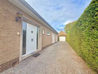 Dit PERFECT ONDERHOUDEN woonhuis met RUIME DUBBELE GARAGE, te koop van eerste eigenaar (BJ 1974), ligt op een gegeerde en strategische rustige locatie te Ertvelde te midden op een mooi & volwaardig perceel van 817m² ! Het pand werd reeds gedeeltelijk opgefrist zoals het plaatsen van een nieuwe keuken (2019) en zonnepanelen. Op de benedenverdieping zijn er 3 mooie kamers aanwezig maar door de VASTE TRAP kan de bovenste verdieping verder afgewerkt worden (meerdere slaapkamers). <br />Het pand heeft een goede gezonde structuur & biedt veel mogelijkheden op vlak van indeling (bv. open keuken)! De ruime dubbele aparte garage met zolderverdieping is hier uiteraard ook een enorm pluspunt ! <br /> Troeven:<br />- Ligging in het centrum van Ertvelde; <br />- OPEN bebouwing op een volwaardig perceel; <br />- Directe bewoning perfect mogelijk;<br />- Dubbele beglazing + rolluiken;<br />- Aanwezigheid zonnepanelen; <br />- Mits aanpassing verwarming kan er eenvoudig een beter EPC label behaald worden;<br />- Handige oprit met ruime aparte garage (voor minstens 2 wagens);<br /><br />Indeling: inkomhal, apart toilet, leefruimte bestaande uit eet- en zithoek, recente keuken incl. toestellen, berging, wasplaats met vaste trap, nachthal, 3 slaapkamers en de badkamer. <br />1ste verdieping: verder af te werken zolderverdieping.<br /> <br />Meer info of een bezoek? Graag een mail naar hallo@wijsvastgoed.be ! We nemen dan spoedig contact op voor een bezoekmoment.