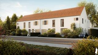<p><em><strong>Thuiskomen in het hart van Oud-Turnhout</strong></em><br />Rustig wonen met een zonnige tuin én het gezellige dorpscentrum op wandelafstand. Aan de Taxandriastraat verrijst een kleinschalig project met twee halfopen en twee gesloten woningen. Energiezuinigheid, comfort en een persoonlijke afwerking staan er centraal. Elke woning beschikt over een zuidwest georiënteerd perceel, ideaal om volop van de middag- en avondzon te genieten. De vier toekomstige bouwpercelen vormen vandaag nog één geheel. De bestaande woning wordt voorafgaand aan de realisatie afgebroken. In het kader van de prekadastratie volgt een nieuwe opmeting; de definitieve perceeloppervlaktes zijn daarom nog niet bekend. Elke woning wordt voorzien van een garage, lichte leefruimte, berging, 3 slaapkamers, ruime badkamer én een vaste trap naar de zolders.</p>
<p><strong>Vraagprijzen en e</strong><strong><span>xclusieve lanceringsvoorwaarden<br /></span></strong><strong></strong>Linkse halfopen woning (224,2m²): € 525.000, waarvan € 180.000 grondwaarde<br />Gesloten woning midden links (217m²): € 449.000, waarvan € 150.000 grondwaarde<br />Gesloten woning midden rechts (217m²): € 449.000, waarvan € 150.000 grondwaarde<br />Rechtse halfopen woning (244,2): € 499.000, waarvan € 170.000 grondwaarde<br /><br /><span>Bovenvermelde prijzen zijn <strong>exclusieve lanceringsprijzen</strong> en gelden voor de eerste verkochte woningen.</span></p>
<p>Op de grondwaarde zijn <strong>12% verkooprechten</strong> verschuldigd. Op de constructiewaarde betaalt u <strong>6% of 21% btw,</strong> afhankelijk van uw persoonlijke situatie en de wettelijke voorwaarden.</p>
<p><strong>Uw woning, uw woonwensen</strong><br />Omdat de omgevingsvergunning nog niet werd aangevraagd, stapt u op een interessant moment in. Binnen de technische, stedenbouwkundige en architecturale mogelijkheden is nog inspraak in de indeling. Zo kunt u uw toekomstige thuis mee vormgeven volgens uw persoonlijke wensen.</p>
<p><strong>Complete en energiezuinige afwerking</strong><br />Het lastenboek kan u downloaden op onze website. De belangrijkste voorzieningen en afwerkingsbudgetten, exclusief btw, zijn:<br />Sanitair: stelpost van € 7.000 - Keuken: stelpost van € 12.500 - Vloeren: handelswaarde van € 60/m² - Wandbetegeling douche: handelswaarde van € 40/m². Shutters van Mr. Shutter: budget van € 5.000. E-peil E20 of lager, met E0 als streefdoel. Lucht-waterwarmtepomp met vloerverwarming. Zonnepanelen indien nodig voor het beoogde E-peil. Aluminium buitenschrijnwerk met superisolerende hoogrendementsbeglazing. Automatische sectionaalpoort. Individueel balansventilatiesysteem type D. Omheinde en aangelegde voor- en achtertuin. Aangelegd terras en scheidingsmuur tussen de percelen. Robotmaaier, brievenbus en gevelverlichting</p>
<p>U koopt dus niet alleen een energiezuinige nieuwbouwwoning, maar een volledig afgewerkte thuis waarin aan elk dagelijks comfort werd gedacht. Uw aankoop geniet de volledige bescherming van de Wet Breyne. Meer informatie vindt u via www.deboerenpartners.be/wet-breyne.</p>
<p><strong>Bouwen met vertrouwen</strong><br />BCR is een ervaren projectontwikkelaar die hoogwaardige en energiezuinige woonprojecten realiseert met aandacht voor esthetiek, duurzaamheid en comfort. Vanaf de aankoop tot de oplevering begeleidt een vaste klantenbegeleider u bij de afwerkingskeuzes en werfbezoeken. Daarnaast krijgt u 24/7 toegang tot de plannen, financiële overzichten en actuele stand van de werken. Zo ziet u stap voor stap hoe uw nieuwe thuis vorm krijgt.</p>