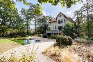 <div>
<div>Voor verdere info of een vrijblijvende waardebepaling van uw eigendom: joeri@homixx.be of 016 199 346.<br /><br />In de gegeerde Oude Putsebaan te Keerbergen stellen wij graag deze unieke, open monumentale bebouwing aan u voor. Gelegen op een indrukwekkend perceel van 2.750 m² en met een royale bewoonbare oppervlakte van 295 m², verenigt deze karaktervolle villa een charmante, tijdloze uitstraling met eigentijds wooncomfort. Dankzij een gunstige EPC-score C is er bovendien geen renovatieplicht van toepassing.<br /><br />Via de automatische poort betreedt u het domein, waar meerdere buitenparkeerplaatsen én een laadpaal voor uw elektrische wagen voorzien zijn. Een grote extra troef is het functionele bijgebouw met een aparte zijingang, dat plaats biedt aan 2 wagens en diverse invullingen toelaat. Bij het binnenstappen valt meteen het gebruik van smaakvolle, kwalitatieve materialen op. De lichtrijke leefruimte sluit naadloos aan op de gerenoveerde open keuken, die volledig is uitgerust met hoogwaardige toestellen en verfijnde afwerking.<br /><br />De woning beschikt over vier volwaardige slaapkamers. Op de zolderverdieping werden reeds extra kwalitatieve kamers ingericht, wat zorgt voor een zee aan ruimte. Met twee badkamers en drie aparte toiletten geniet elk gezinslid van optimaal comfort. Daarnaast is de villa uitgerust met een praktische wasplaats, een kelder en zonnepanelen voor een energiezuinig gebruik.<br /><br />Buiten is het heerlijk vertoeven. Het terras kijkt uit op de prachtige tuin zonder inkijk, waar u in alle rust en privacy kan ontspannen. De idyllische zwemvijver en de ingebouwde sauna maken de ultieme wellnessbeleving in uw eigen tuin compleet.<br /><br />Een uitzonderlijke opportuniteit voor wie op zoek is naar ruimte, charme en modern comfort op een toplocatie.</div>
</div>