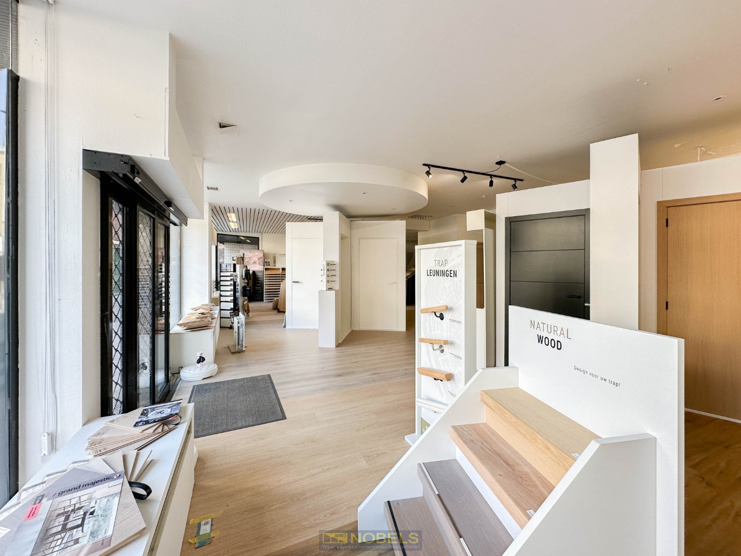 Te koop, commercieel handelspand met grote visibiliteit in het centrum van Ronse - photo 2
