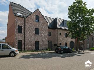Recent gelijkvloers appartement in het centrum van Bocholt, gelegen aan het mooie marktplein. Het appartementencomplex is kleinschalig en...