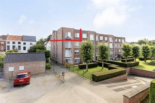 <p><span>Appartement spacieux et lumineux au centre de Kortenberg</span></p><p><span> </span></p><p><span>Ce spacieux appartement de 2 chambres est situé au centre de Kortenberg, à proximité de nombreux commerces, restaurants et transports en commun, avec la gare accessible à pied. Bon accès à l'E40 et à l'aéroport.</span></p><p><span>L'appartement a été entièrement rénové il y a quelques années, avec notamment une nouvelle cuisine et une nouvelle salle de bains.</span></p><p><span>Il se trouve au dernier étage (avec ascenseur) d'un immeuble construit en 1995. </span></p><p><span>La surface habitable est de 93 m².</span></p><p><span> </span></p><p><span>Agencement : hall d'entrée, WC séparé, salon lumineux, nouvelle cuisine entièrement équipée, débarras avec branchements pour lave-linge et sèche-linge, 2 chambres de 13,4 m² et 14,1 m². L'appartement dispose également d'un garage privatif avec porte électrique, ainsi que d'un espace extérieur commun, d'un local à vélos et d'un petit jardin.</span></p><p><span> </span></p><p><span> </span></p><p><span>Vous souhaitez visiter ? Envoyez-nous d'abord la fiche d'information dûment remplie, que vous trouverez dans la rubrique « Documents ».</span></p><p>Découvrez<span>d'autres annonces sur <span>www.ap-p.be</span></span><span>.</span></p><p><span> </span></p>