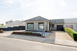 <p><span>Ligging<br /></span><span>Je woont hier in een rustige woonwijk aan de rand van Zelzate, een lus van straten met veel groen en weinig doorgaand verkeer. <br />Achter de wijk begint het open veld.<br />De R4 ligt vlakbij en brengt je vlot naar Gent, de haven en de Nederlandse grens. <br /><br /></span><span>Gelijkvloerse woning met 3 slaapkamers, inpandige garage en tuin<br /></span><span>Je komt binnen in de inkomhal, met apart toilet.<br />Van hieruit stap je in de L-vormige leefruimte met een eethoek en zitgedeelte aan de grote ramen.<br />Een cassette-allesbrander brengt sfeer op winterse avonden.<br />De keuken sluit er logisch op aan en is voorzien van de nodige toestellen, een ontbijtplek en veel kastruimte.<br />Verder op het gelijkvloers vind je drie slaapkamers en de badkamer met bad en dubbele wastafel. <br /><br />De inpandige garage heeft een automatische sectionaalpoort en is ruim genoeg voor wagen en extra berging.<br />Vooraan is er het comfort van een dubbele oprit, achteraan een fijne tuin op het zuidoosten. <br />Je hebt er een overdekt terras, een apart zonneterras en een tuinhuis. <br />Het perceel is volledig omheind.<br /><br /></span><span>Extra<br /></span><span>/ ketel Vaillant vernieuwd in 2024<br />/ dak geïsoleerd<br />/ rolluiken<br />/ grote bergzolder met trektrap<br /><br /></span><span>Troeven<br /></span><span>/ rustige ligging<br />/ gelijkvloers wonen<br />/ grote tuin<br />/ dubbele oprit met plaats voor meerdere wagens<br /><br /><br /></span></p>