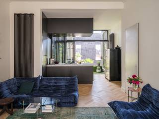 Bijzondere ‘fin de siècle’ herenwoning, rustig gelegen nabij Dok-Noord<br /><br />Stijlvolle en lichtrijke woning, gelegen in een autoluw gebied aan het Stapelplein en de Ham, nabij het nieuwe, hippe stadsdeel De Nieuwe Dokken en het historische centrum. Een ongelofelijke buurt die, met de komst van de Verapazbrug, nog verder zal opwaarderen.<br /><br />De combinatie van historisch erfgoed, centrale ligging en vlotte bereikbaarheid maakt dit tot een bijzonder aantrekkelijke woonlocatie in Gent.<br /><br />Dit herenhuis, met een indrukwekkende inkomhal en karaktervolle gevel, werd gerenoveerd met oog voor esthetiek en respect voor authentieke elementen. De woning beschikt over een bruikbare vloeroppervlakte van 260 m², exclusief het kelderniveau.<br /><br />Dankzij de ruime opzet en doordachte indeling is de woning ideaal voor wie op zoek is naar een combinatie van werk-/praktijkruimte en privégebruik. De woning is ingericht volgens het bel-etageprincipe, met een ondergelegen volume dat apart verhuurd kan worden. De woonst leent zich daardoor perfect voor hospitawonen, cohousing of Airbnb.<br /><br />De hoge plafonds, het ligbad met zicht op de Gentse torens, de imposante erker en de verschillende buitenruimtes aan keuken en badkamer zorgen voor een unieke woonbeleving.<br /><br />Kortom, een stijlvolle uitvalsbasis met talloze mogelijkheden en een uitgesproken karakter.<br />elijkheden en een uitgesproken karakter.