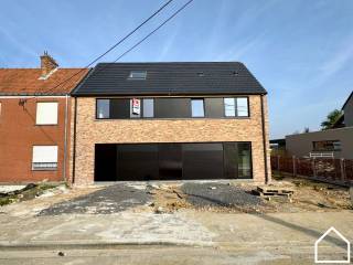 NIEUWBOUW WONING MET 3 SLAAPKAMERS, GARAGE EN TUIN (515m²)<br /> U kan nog genieten van 6% BTW ipv 21% indien u aan de voorwaarden voldoet.
De verkoper zal op zijn kosten nog de oprit aanleggen, een terras voorzien in de tuin, gras inzaaien en een tuinafsluiting voorzien in samenspraak met de koper volgens een vastgelegd budget.<br />Het betreft de linkerwoning van de twee.<br />De oppervlakte van het perceel is +- 352m².<br />Indeling:
Glv: inkomhal met vestiaire en toilet + handwasbakje - ruime living met open ingerichte keuken met vaatwas, inductie-kookplaat, spoelbak +1/2, microgolf en frigo (45.50m²) - zonnige tuin toegankelijk via schuifraam - garage met elektrische sectionale poort (5.90m x 3.27m)<br />Verdieping 1: nachthal - slaapkamers 1 en 2 (11.50m² - 8.1m²) - badkamer met douchecel en lavabomeubel (5.20m²) - apart toilet<br />Verdieping 2: 3de master bedroom (16.20m²) - zolder<br />Extra: energiezuinige woning met E-peil van maximum 20 --> A-label - aluminium schrijnwerk - 10.000L regenwater - vloerverwarming met warmtepomp = future-proof