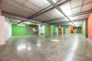 <p><span>ANTWERPEN - Lange Herentalsestraat</span><span>: Grote opslagruimte van 224 m² in het centrum van Antwerpen</span></p><p><span> </span></p><p><span>BESCHRIJVING:</span></p><p><span>Op een centrale locatie in het centrum van Antwerpen bevindt zich deze ruime opslagruimte van in totaal ca. 224 m², met directe toegang aan de straat en verdeeld over twee niveaus.</span></p><p><span>Op het gelijkvloers bevindt zich een ruime opslagruimte van ca. 135 m². Deze is voorzien van een automatische garagepoort, een beveiligde toegangsdeur en een afzonderlijk toilet. De ruimte is vlot toegankelijk en biedt verschillende mogelijkheden voor stockage en het stallen van goederen of voertuigen.</span></p><p><span>Daarnaast beschikt het pand over een ruime kelder van ca. 89 m², ideaal als bijkomende opslagruimte.</span></p><p><span>De combinatie van een ruime gelijkvloerse oppervlakte, extra kelderruimte en een centrale ligging maakt dit pand geschikt voor diverse doeleinden, zoals stockage van handelsgoederen, materiaal en gereedschap, of het stallen van oldtimers en andere voertuigen.</span></p><p><span> </span></p><p><span>BIJZONDERHEDEN:</span></p><p><span><br /></span><span>* Centrale ligging in Antwerpen</span></p><p><span>* Garage/opslagruimte op het gelijkvloers</span></p><p><span>* Alarm</span></p><p><span>* Automatische garagepoort</span></p><p><span>* Beveiligde toegangsdeur</span></p><p><span>* Aparte toilet</span></p><p><span>* Grote kelder met extra opslagmogelijkheden</span></p>