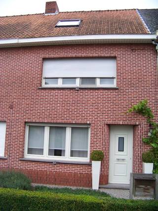 Woning omvat:<br /><br />Gelijkvloers: inkomhal - living - keuken - badkamer<br />1e Verdieping: 3 kamers (2 slaapkamers + 1 kleine (kinder)kamer<br />2e Verdieping: Afgewerkte zolder<br /><br />Kelder<br /><br />Terras (verhard)<br /><br />Vrij vanaf 1 september 2026