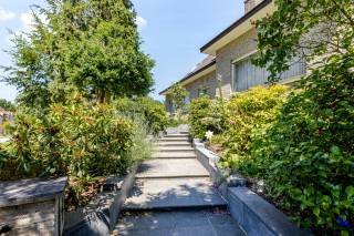 Bienvenue à Berlare !<br /><br />Vous recherchez une propriété pleine de caractère dans un emplacement calme et verdoyant ? Cette villa exceptionnelle est exactement ce qu’il vous faut !<br /><br />Avec une surface habitable d’environ 198 m² et 5 chambres, cette maison offre amplement d’espace pour toute la famille. Au fil des années, elle a été soigneusement entretenue et régulièrement modernisée pour répondre aux normes de confort actuelles.<br /><br />Le niveau de vie principal comprend un hall d’entrée spacieux, un séjour lumineux avec véranda attenante, une cuisine entièrement équipée, deux chambres et une salle de bains. À l’étage, vous trouverez trois chambres supplémentaires, une deuxième salle de bains ainsi qu’un espace polyvalent donnant accès à une agréable terrasse.<br /><br />À l’extérieur, vous pourrez profiter pleinement du grand jardin et de la terrasse ensoleillée, parfaits pour vous détendre en toute tranquillité dans un cadre verdoyant et privé. Un chemin soigné mène à la porte d’entrée, et plusieurs places de parking sont à disposition sur le terrain.<br /><br />Le confort est également au rendez-vous : la maison bénéficie d’un classement énergétique EPC C, d’un chauffage central au gaz via une chaudière HR, de double vitrage et de volets roulants partout. La toiture en ardoise a été refaite avec une isolation, tout comme les murs creux. Plusieurs unités de climatisation garantissent un confort optimal pendant les chaudes journées d’été.<br /><br />Un atout majeur est le vaste garage et espace de stockage de 112 m², comprenant deux garages intérieurs d’environ 23 m² et 30 m², une buanderie et plusieurs espaces de rangement. Avec une hauteur sous plafond confortable d’environ 2,50 m, ce niveau offre de nombreuses possibilités : stockage supplémentaire, atelier ou même une activité indépendante.<br /><br />Intéressé ? Contactez notre agence via info@hiro.be ou au 03 230 00 14 et découvrez si cette maison devient votre nouveau chez-vous !
