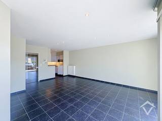 Ontdek dit instapklare gelijkvloerse appartement, gelegen in de Stokerijstraat 1A te Eernegem. Dankzij de centrale ligging bevinden winkels, openbaar vervoer en andere dagelijkse voorzieningen zich op korte afstand.<br /><br />Met een bewoonbare oppervlakte van ca. 82 m² biedt het appartement een comfortabele en praktische indeling. De lichtrijke leefruimte sluit mooi aan op de open, volledig uitgeruste keuken, voorzien van kwalitatieve toestellen.<br /><br />Het appartement beschikt over twee volwaardige slaapkamers, die beide rechtstreekse toegang bieden tot het terras. De badkamer is praktisch ingericht met ligbad, douche en voldoende opbergruimte. Daarnaast is er een afzonderlijke berging met aansluiting voor de wasmachine en de recente CV-ketel op aardgas.<br /><br />Bovendien zijn twee privatieve kelderbergingen inbegrepen, ideaal voor extra opslagruimte.<br />Een ondergrondse, inpandige parkeerplaats kan mee aangekocht worden voor € 17.000.<br /><br />Het appartement is onmiddellijk beschikbaar, waardoor u er snel zelf kunt intrekken of het zonder lange wachttijd kunt verhuren.<br /><br />Een interessante opportuniteit voor wie op zoek is naar een starterswoning, investeringsvastgoed of comfortabel gelijkvloers wonen in het centrum van Eernegem.<br /><br />Troeven:<br />- Energiezuinig - label C<br />- Ruim, zonnig terras<br />- Gelijkvloers <br />- Ondergrondse parkeerplaats (toegankelijk via lift in het gebouw).<br />- Centrale ligging <br /><br />Bent u op zoek naar een instapklaar appartement om zelf te bewonen of als interessante investering? Dan is dit appartement zeker een bezoek waard.<br />Plan vandaag nog uw bezoek en ontdek zelf de ruimte, het comfort en de centrale ligging van dit appartement. Contacteer ons voor meer informatie of een afspraak.