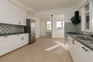 Dit appartement bevindt zich op de vijfde verdieping en biedt een uitzonderlijke woonervaring op een toplocatie in Antwerpen, pal naast...