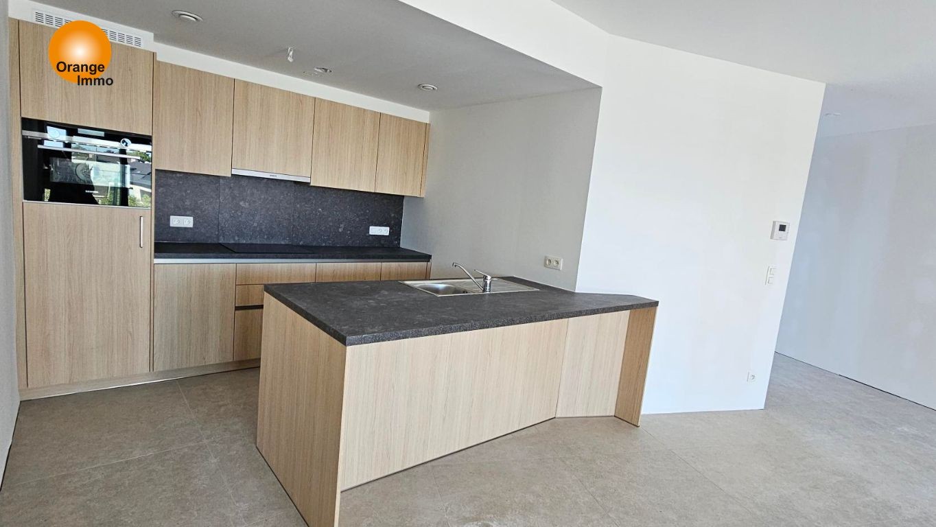 Nieuwbouwappartement met één slaapkamer gelegen in het commercieel en bruisend centrum van Eisden. Een appartement voor wie wil wonen in een gezellig en comfortabel complex voorzien van tal van faciliteiten. - foto 4