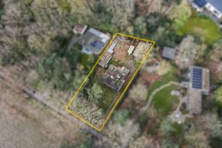 Gelegen in een uitzonderlijk rustige en groene omgeving bevindt zich deze alleenstaande bungalow op een mooi perceel van 1.092 m². De woning is verscholen in een bosrijke setting en ligt in een rustige dreef, wat zorgt voor absolute privacy, stilte en een unieke woonbeleving midden in de natuur.<br /><br />Deze bungalow, gebouwd in 1964, biedt tal van mogelijkheden voor wie op zoek is naar een renovatieproject of een prachtig gelegen bouwgrond. De ligging in natuurgebied garandeert blijvend groen rondom u, een zeldzame troef voor wie rust en ruimte hoog in het vaandel draagt.<br /><br />Kortom, een eigendom met enorm potentieel op een unieke locatie. Ideaal voor wie wil renoveren naar eigen smaak of zijn droomwoning wil realiseren op een uitzonderlijk rustig perceel midden in het groen.