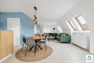 Roeselare : Ruim en lichtrijk hoekappartement gelegen op de tweede verdieping in een aangenaam woonerf met 1 slpks 83 m².Op zoek naar een instapklaar...